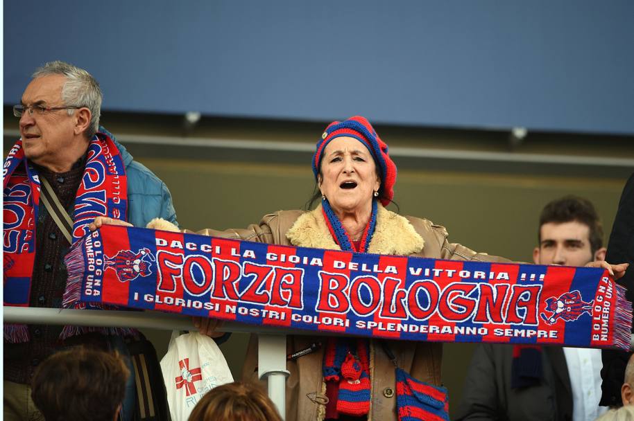 Una sostenitrice del Bologna nella gara di serie A vinta contro la Sampdoria (LaPresse)
